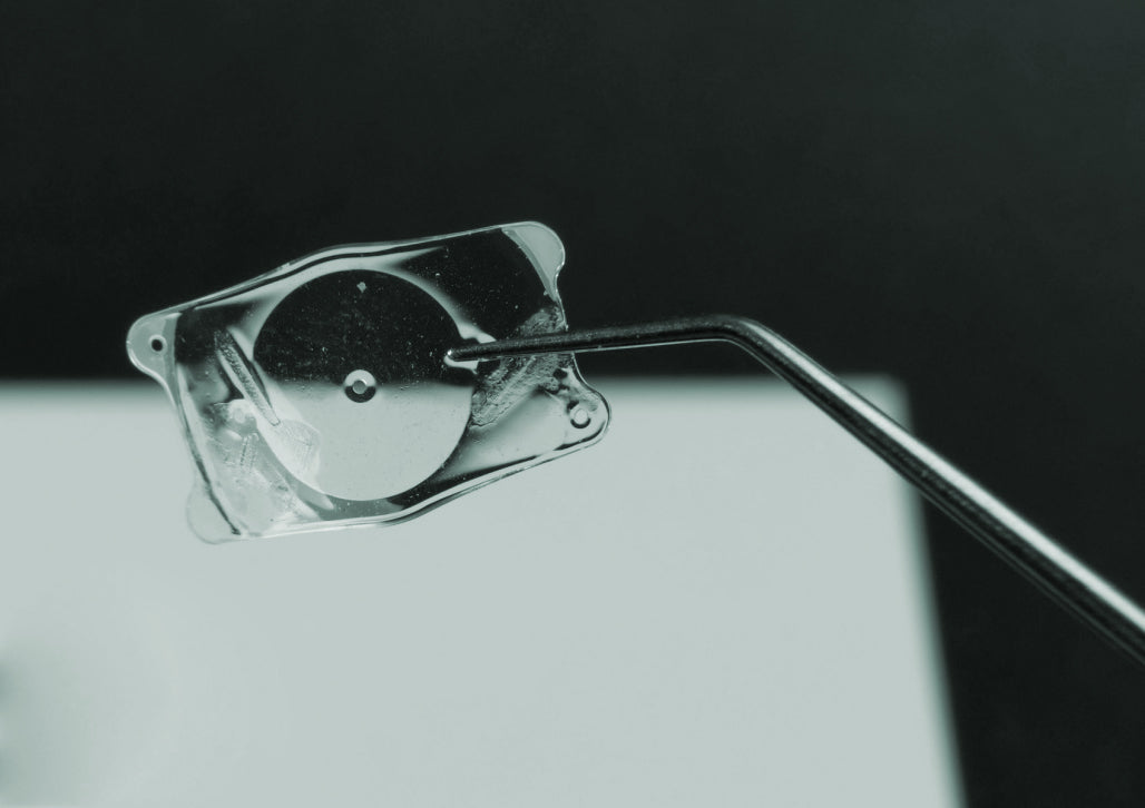 Placing a protective lens over the eye after LASEK surgery in step 4